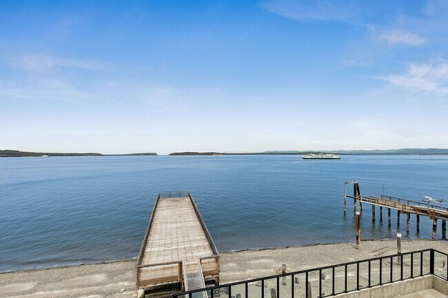 Building Photo - 2 Bedroom 2 Bath Top Floor Corner Unit  wi...
