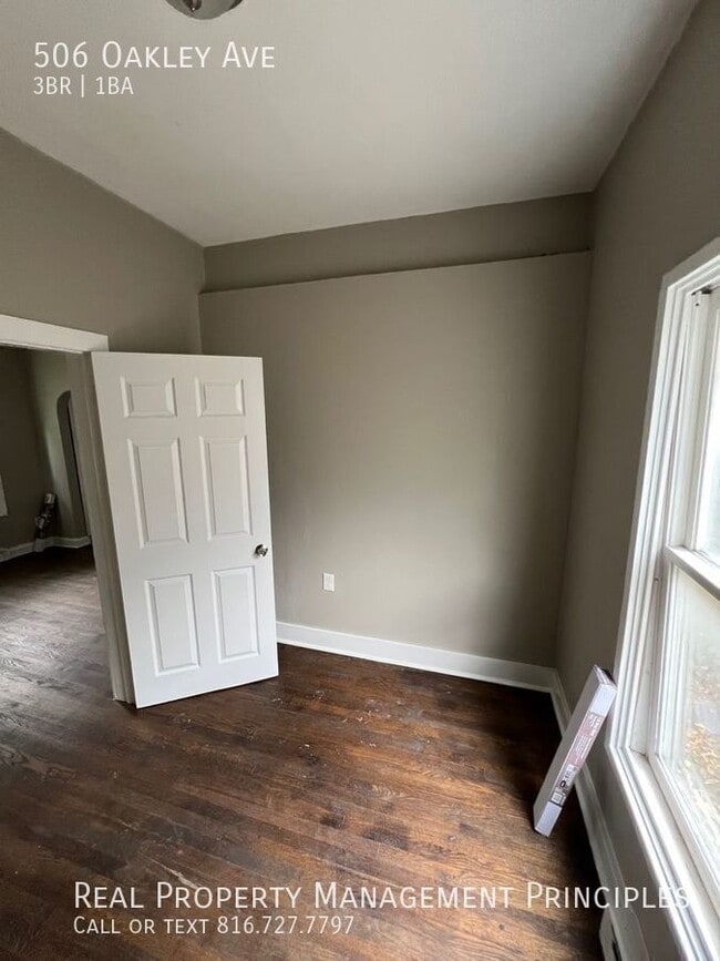 Building Photo - 506 S Oakley Ave