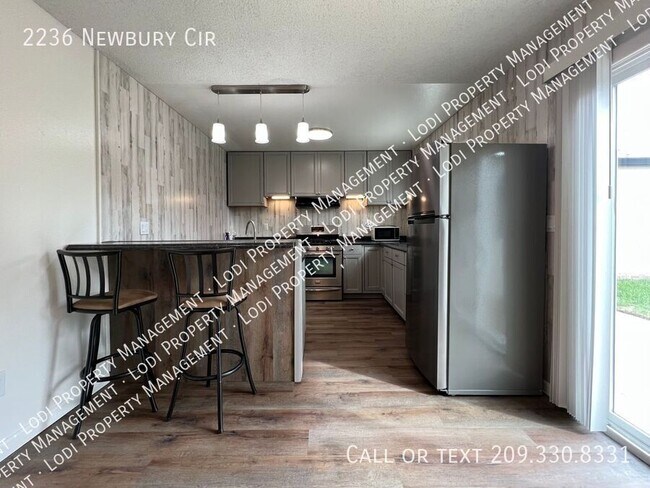 Building Photo - 2236 Newbury Cir