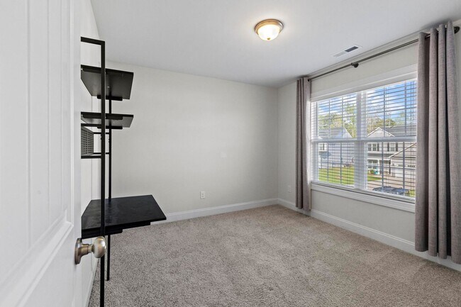 Building Photo - Large 4 bedroom in The Shores and Windpointe!