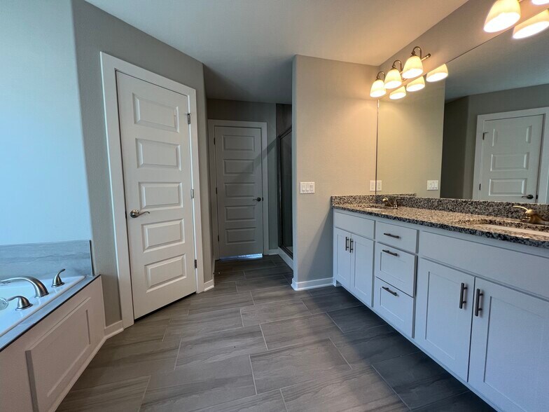 Building Photo - 6051 W Mecklin St