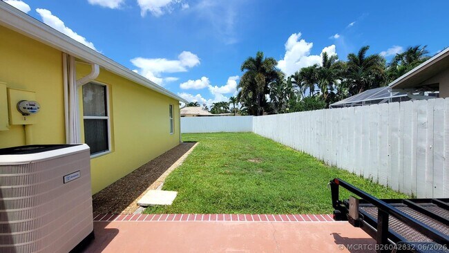 Building Photo - 1283 Larch Way
