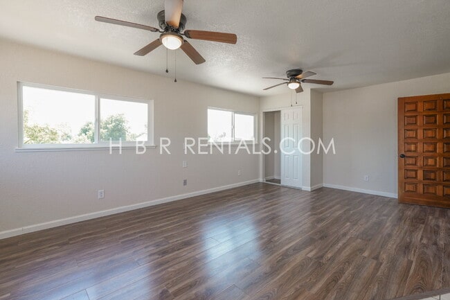 Building Photo - Spacious Family Retreat in Manteca, Ready ...