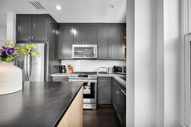 Building Photo - 150 NE 50th St