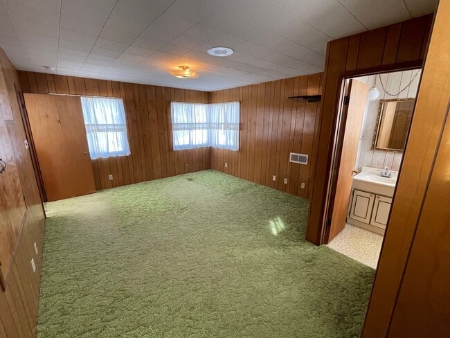 Building Photo - Large and Spacious Home