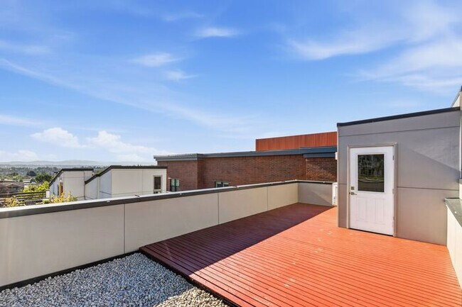 Building Photo - Trendy West Seattle Townhome w/Air Conditioning and Rooftop Deck