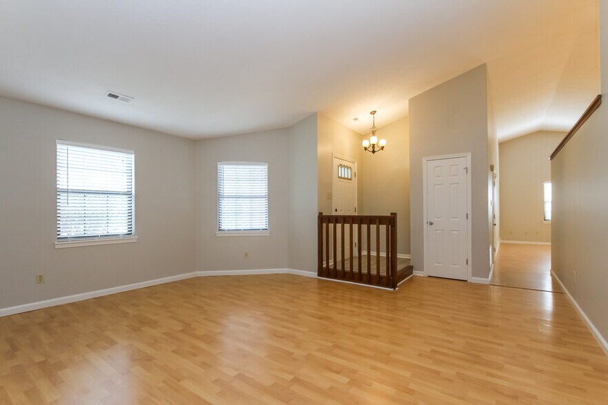 Building Photo - 5766 Pine Knoll Blvd