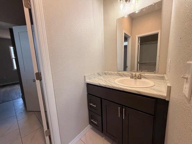 Building Photo - Welcome to your dream home in Russellville, AR!