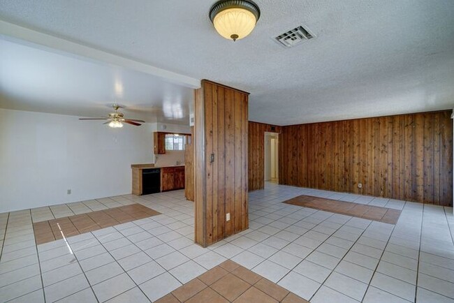 Building Photo - $500 OFF FIRST MONTH RENT! READY TO VIEW N...