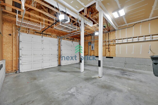 Building Photo - 4 BED & 2.5 BATH FOR RENT
