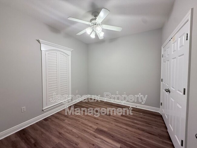 Building Photo - 2137 La Cache Dr