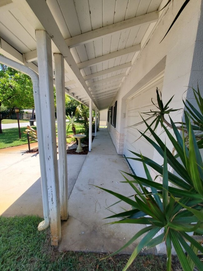 Building Photo - QUIET AND WELL MAINTAINED NEIGHBORHOOD