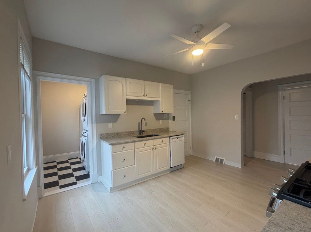 Building Photo - 10 Lambert Ave