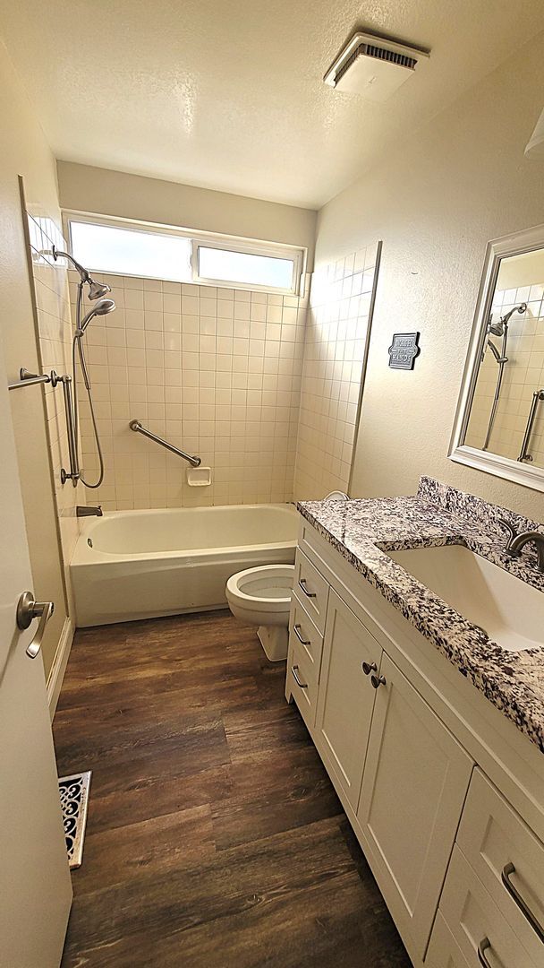 Building Photo - Gorgeous 4 Bed Home In Donner Springs!