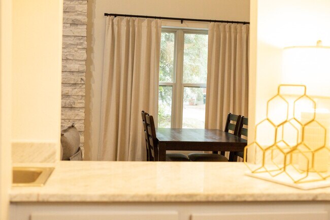 Building Photo - 29 Pinewood Forest Ct