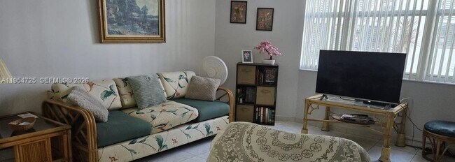 Building Photo - 1913 S Ocean Dr