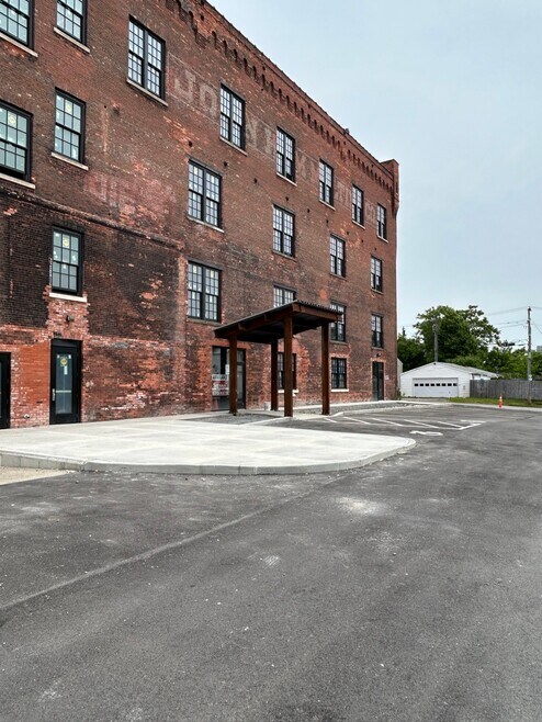 Building Photo - 356 Hertel Ave