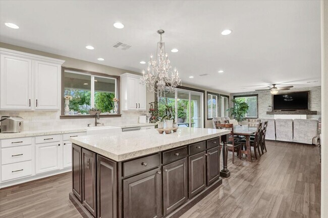 Building Photo - 12057 La Palmera Ave