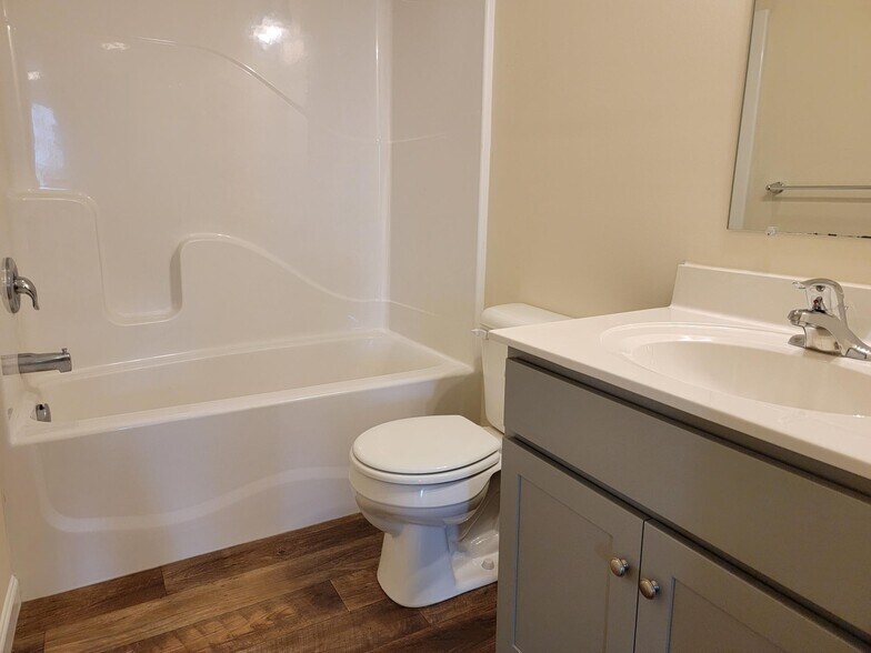 Building Photo - 726 Farmwood Ln