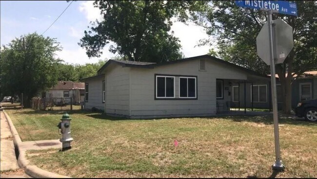 Building Photo - 1611 E Mistletoe Ave
