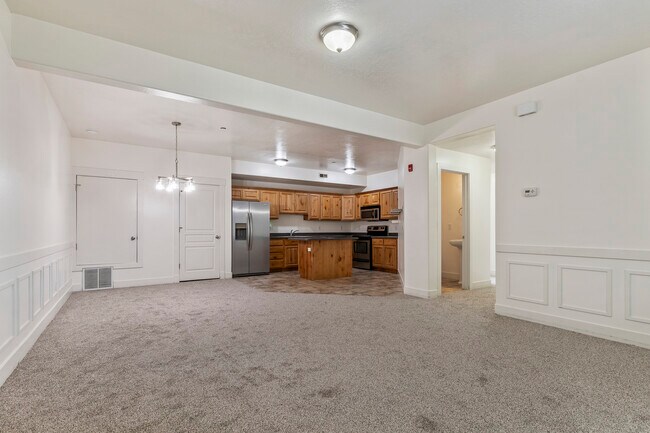 Building Photo - 389 S State St