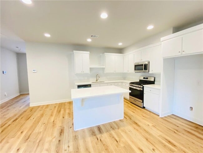 Building Photo - 1089 N Village Dr