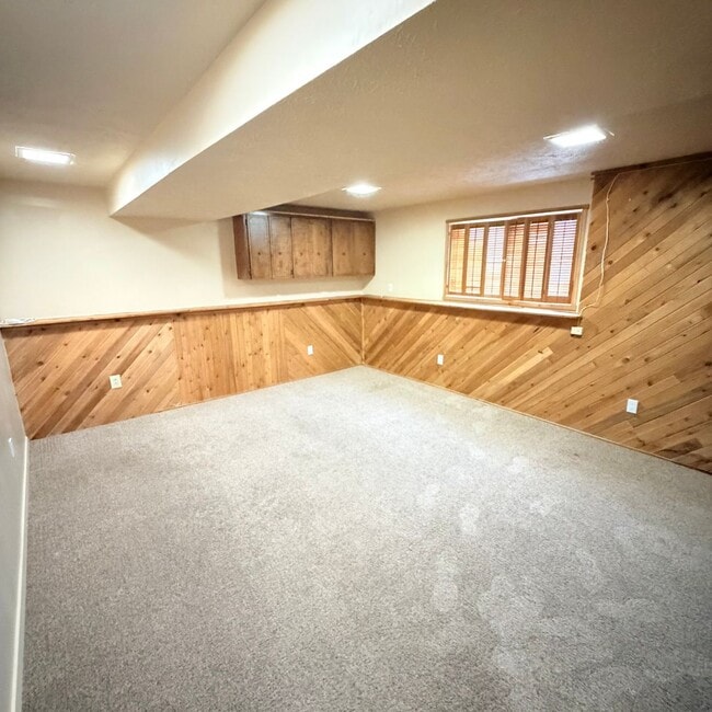 Building Photo - 906 Summit Dr