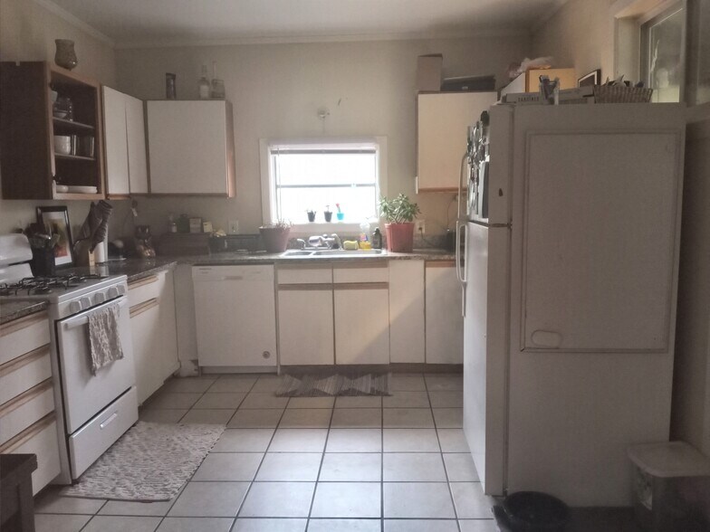 Building Photo - 1032 Curran St NW