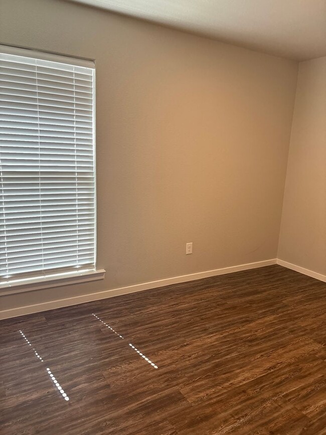 Building Photo - Half off the 1st month's rent!!