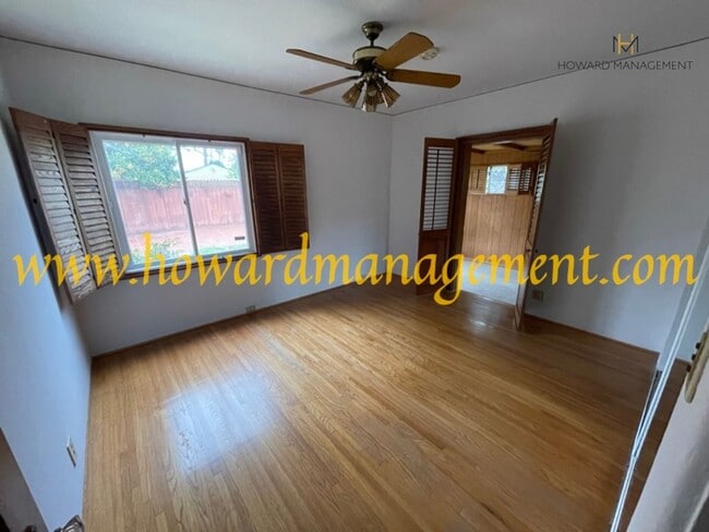 Building Photo - Beautiful home with large Den, hardwood floors, grassy backyard and dettached 2 car garage.