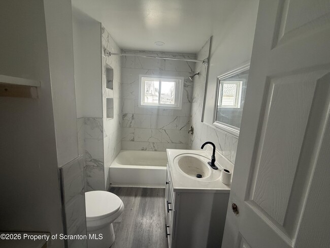 Building Photo - 216 Horton St