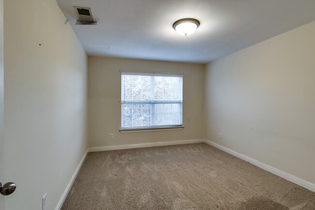 Building Photo - **ESTABLISHED NEIGHBORHOOD, AMAZING LOCATION**