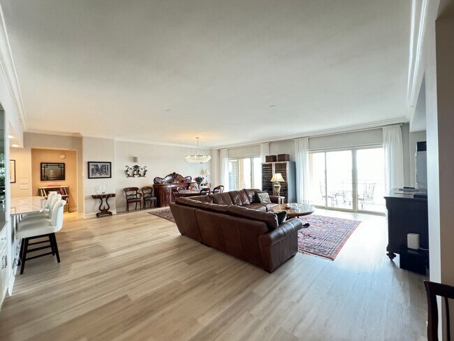 Building Photo - Seasonal/short term 3/2 renovated Ritz Carlton beauty with long water views