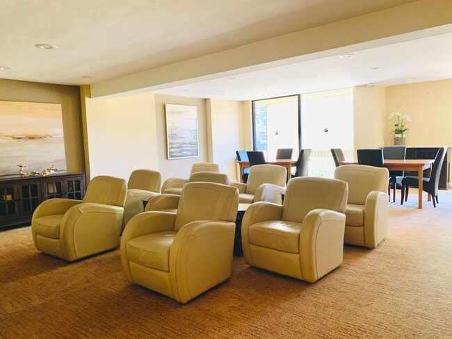 Building Photo - TOP FLOOR 1BD/1BA CONDO AVAILABLE AT THE PLAZA IN PACIFIC BEACH - $2,495/mo