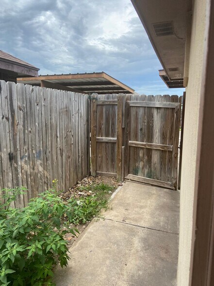 Building Photo - 3110 E Diamondhead Ave