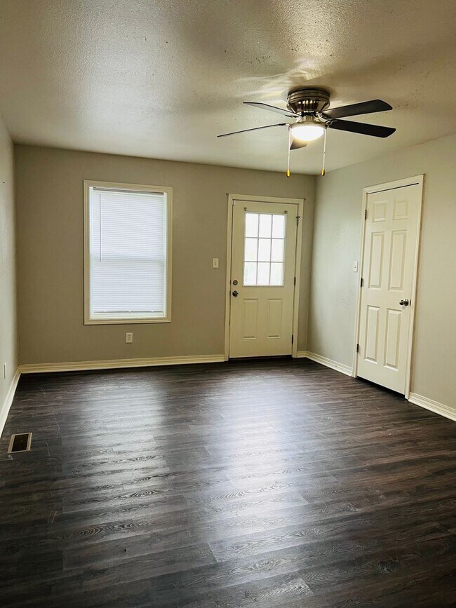 Building Photo - Charming 3-Bed, 2-Bath Home with Stylish Upgrades