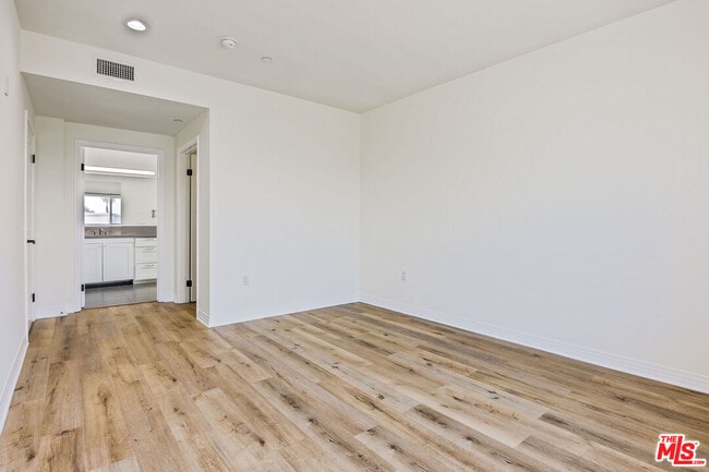 Building Photo - 1061 S Oxford Ave