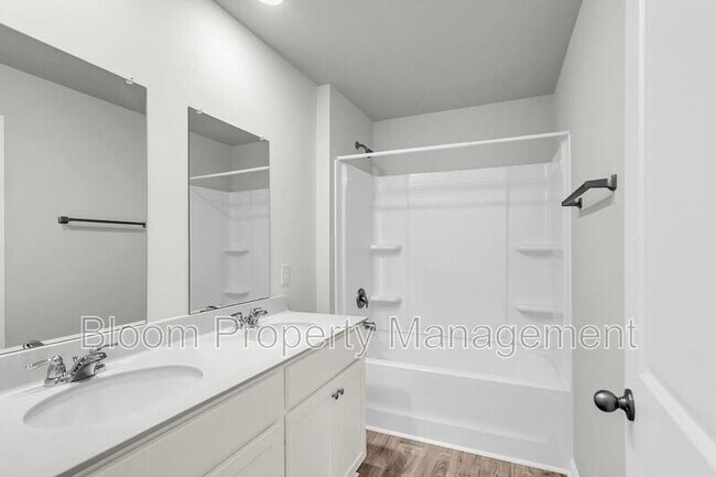 Building Photo - 205 Maple Hl Dr