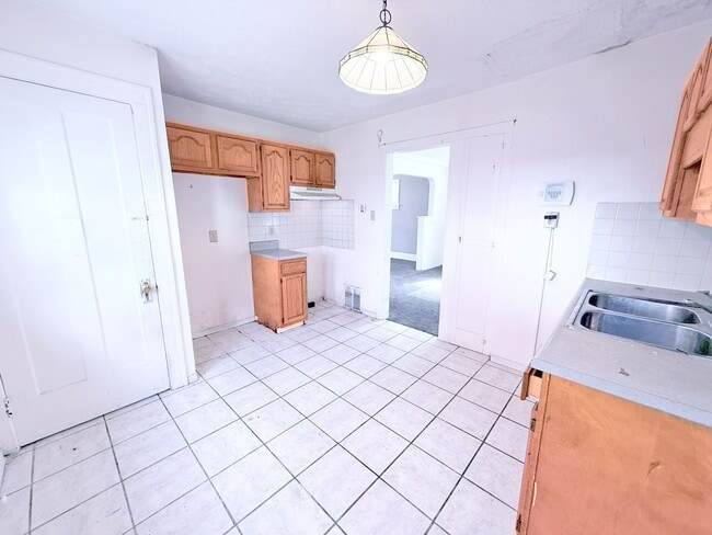 Building Photo - 3 BED 1 BATH BEAUTIFUL SINGLE FAMILY HOME