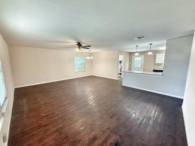 Building Photo - Charming 3-Bedroom Home with Spacious Layo...