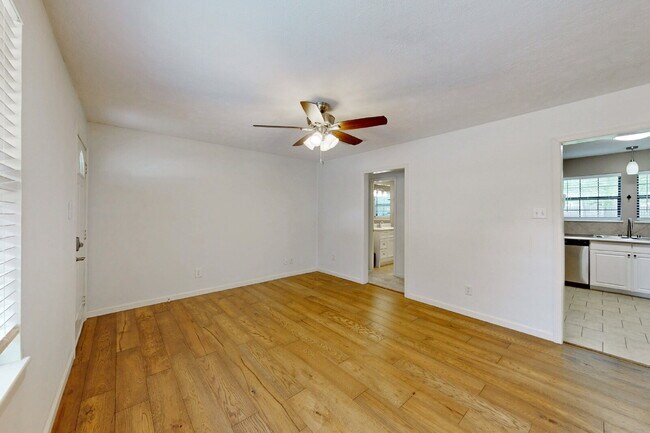 Building Photo - 2304 Staunton Dr