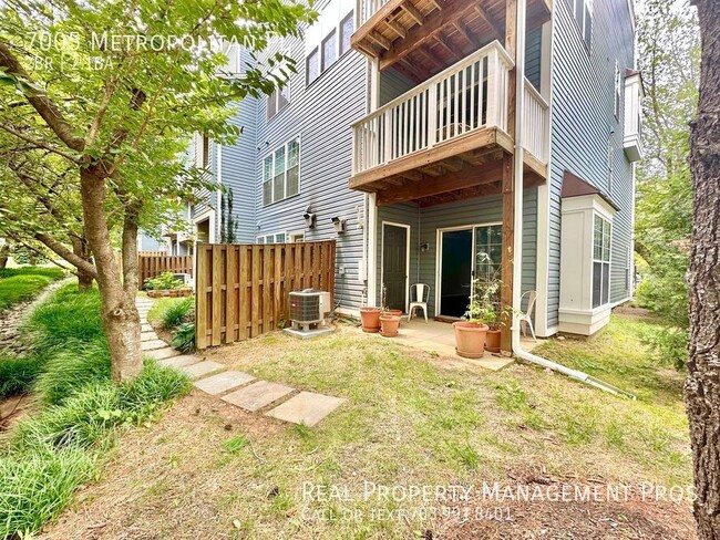 Building Photo - Gorgeous End Unit- Steps To Metro!