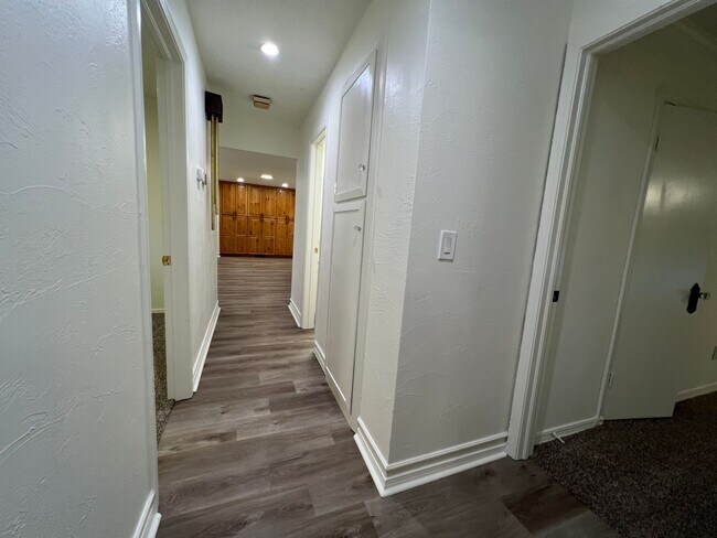 Building Photo - 3 Bedroom/2 Bathroom Home with Covered Pat...