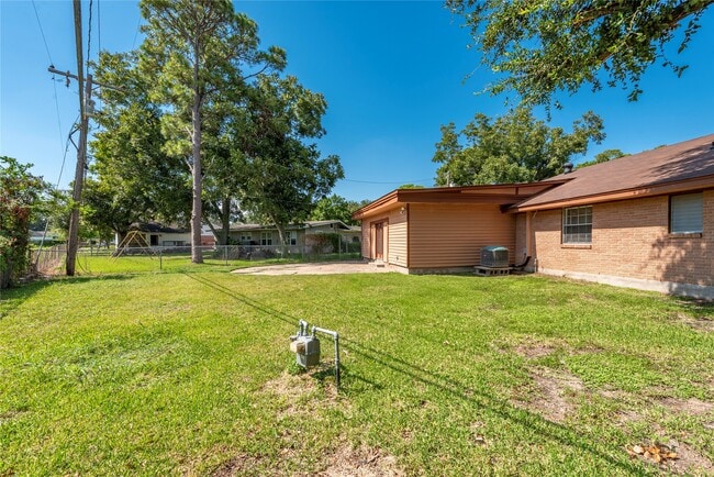 Building Photo - 2511 Meadow Ln