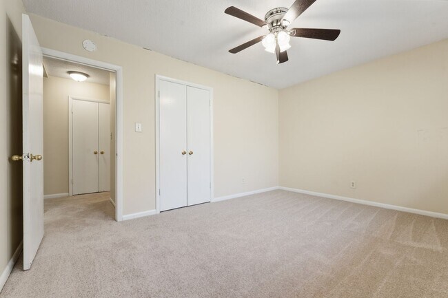 Building Photo - Two bedroom updated paint, carpet washer/dryer included in unit - Immediate Move In