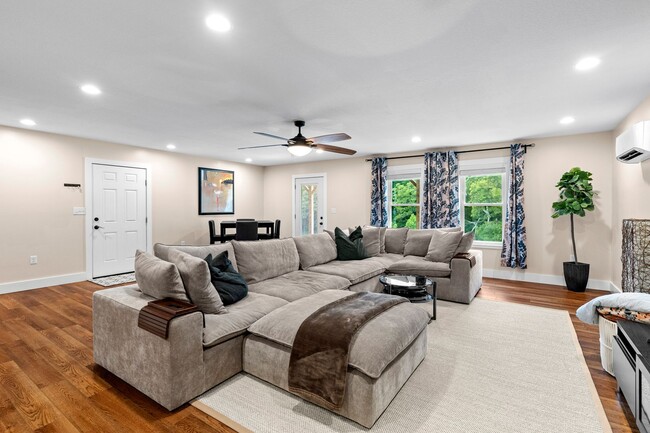 Building Photo - Spacious and Inviting - Beautifully-Mainta...