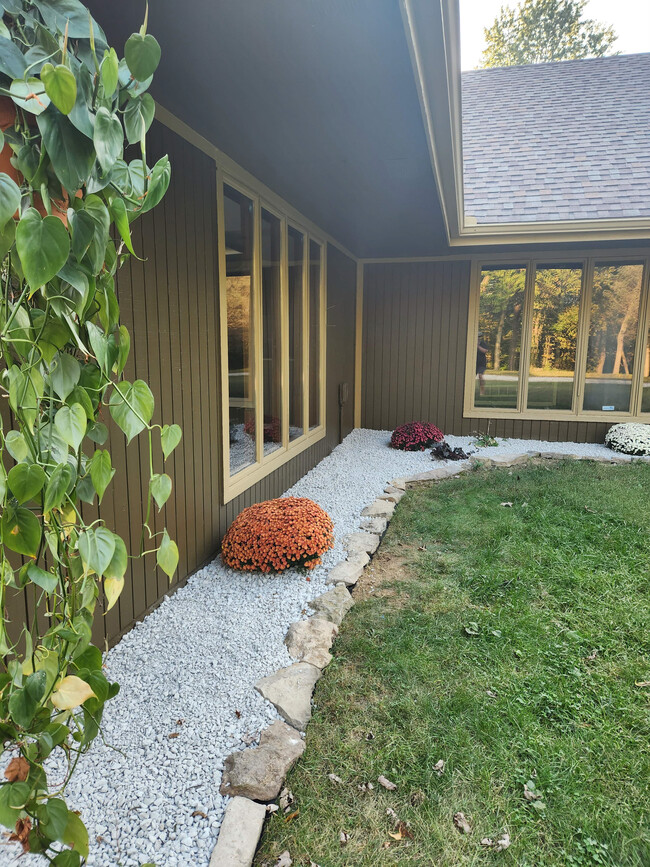 Building Photo - 15105 Jowler Creek Rd