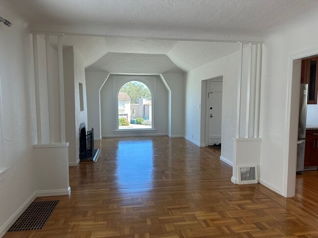 Building Photo - Bright & Charming Miraloma Home