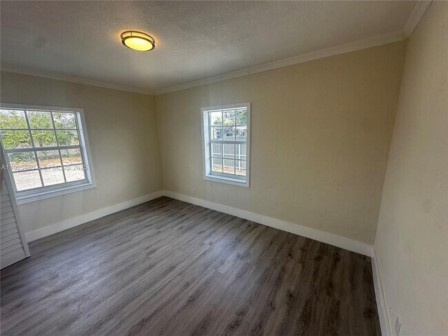 Building Photo - 659 E 19th St