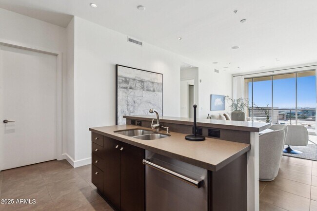 Building Photo - 15215 N Kierland Blvd